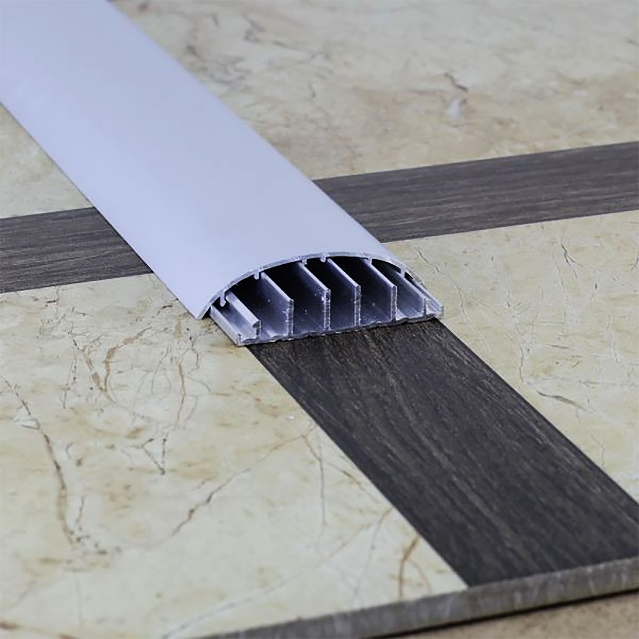 Порожек алюминиевый 60 x 1800 мм, под кабель, анодированный, Серебро матовое, 1 шт Купить оптом Порожек алюминиевый 60 x 1800 мм, под кабель, анодированный, Серебро матовое, 1 шт — изображение 3