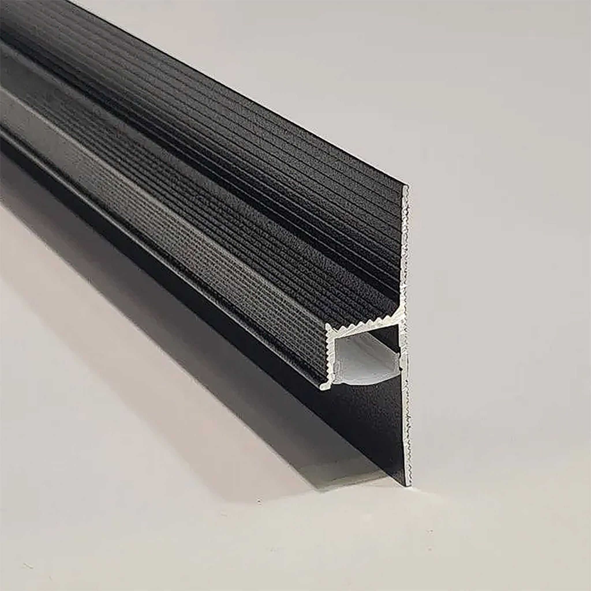 Плинтус напольный теневой 50 х 15 х 2500 мм, без рассеивателя, зазор 20 мм, Черный матовый ,1 шт Купить оптом Плинтус напольный теневой 50 х 15 х 2500 мм, без рассеивателя, зазор 20 мм, Черный матовый ,1 шт — изображение 5