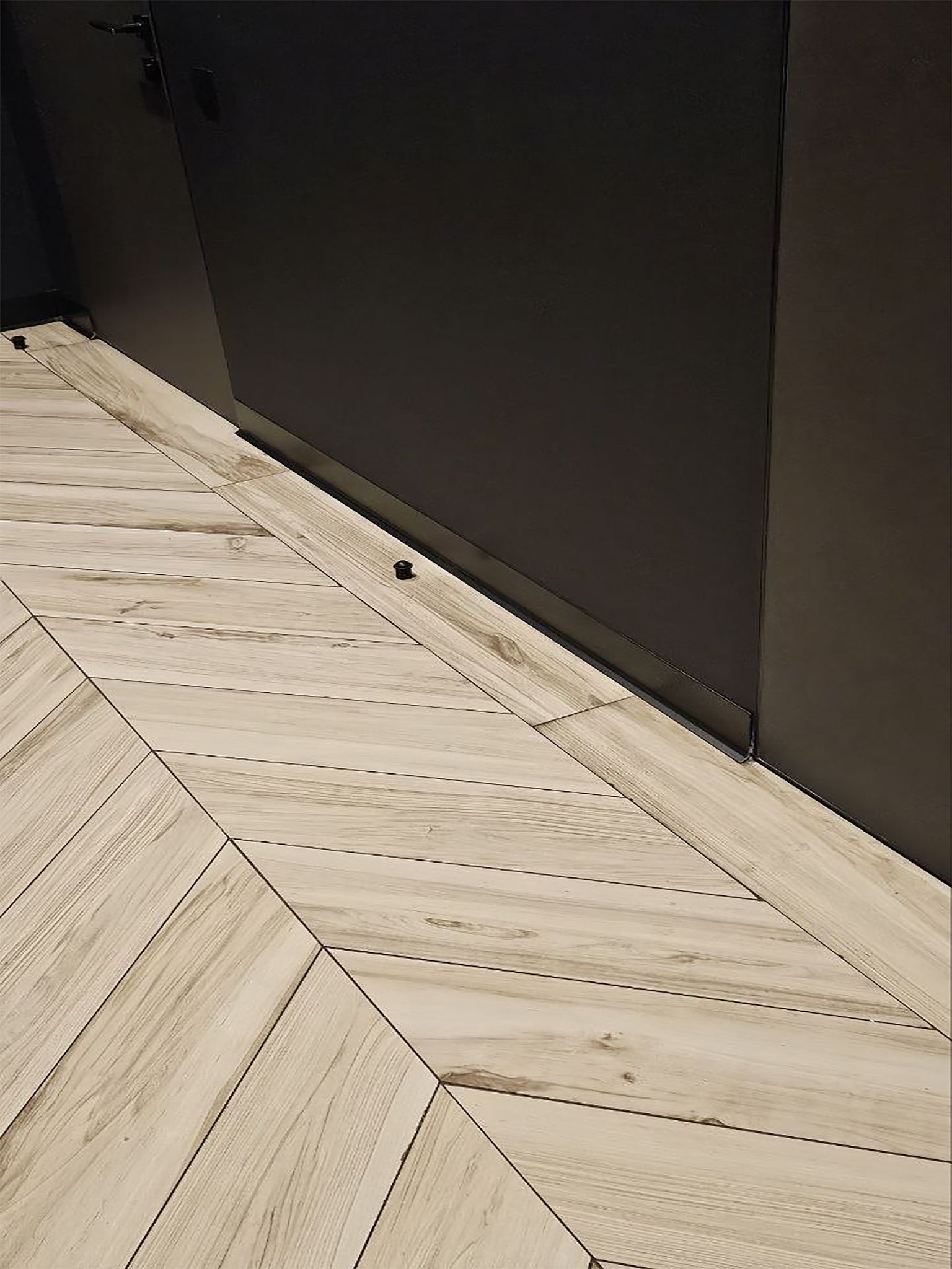 Плинтус напольный алюминиевый L-образный, высота 40 мм, длина 300см, Черный матовый, 1 шт Купить оптом Плинтус напольный алюминиевый L-образный, высота 40 мм, длина 300см, Черный матовый, 1 шт — изображение 5