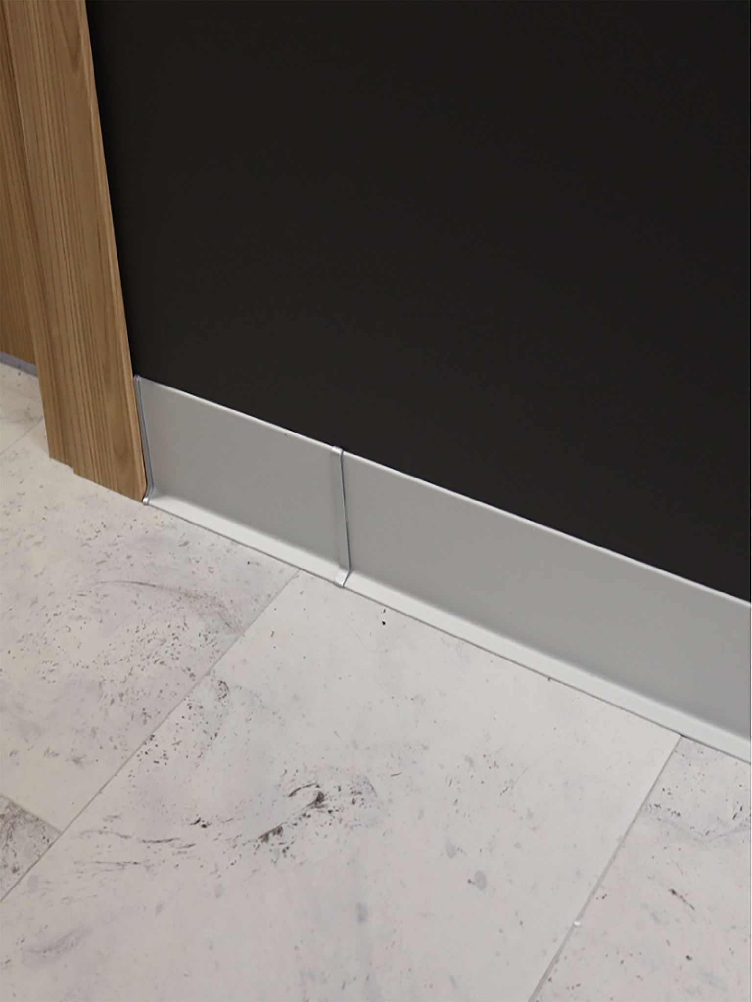 Плинтус напольный L -образный, высота 80 мм, длина 300 см, Серебро матовое, 1 шт Купить оптом Плинтус напольный L -образный, высота 80 мм, длина 300 см, Серебро матовое, 1 шт — изображение 5