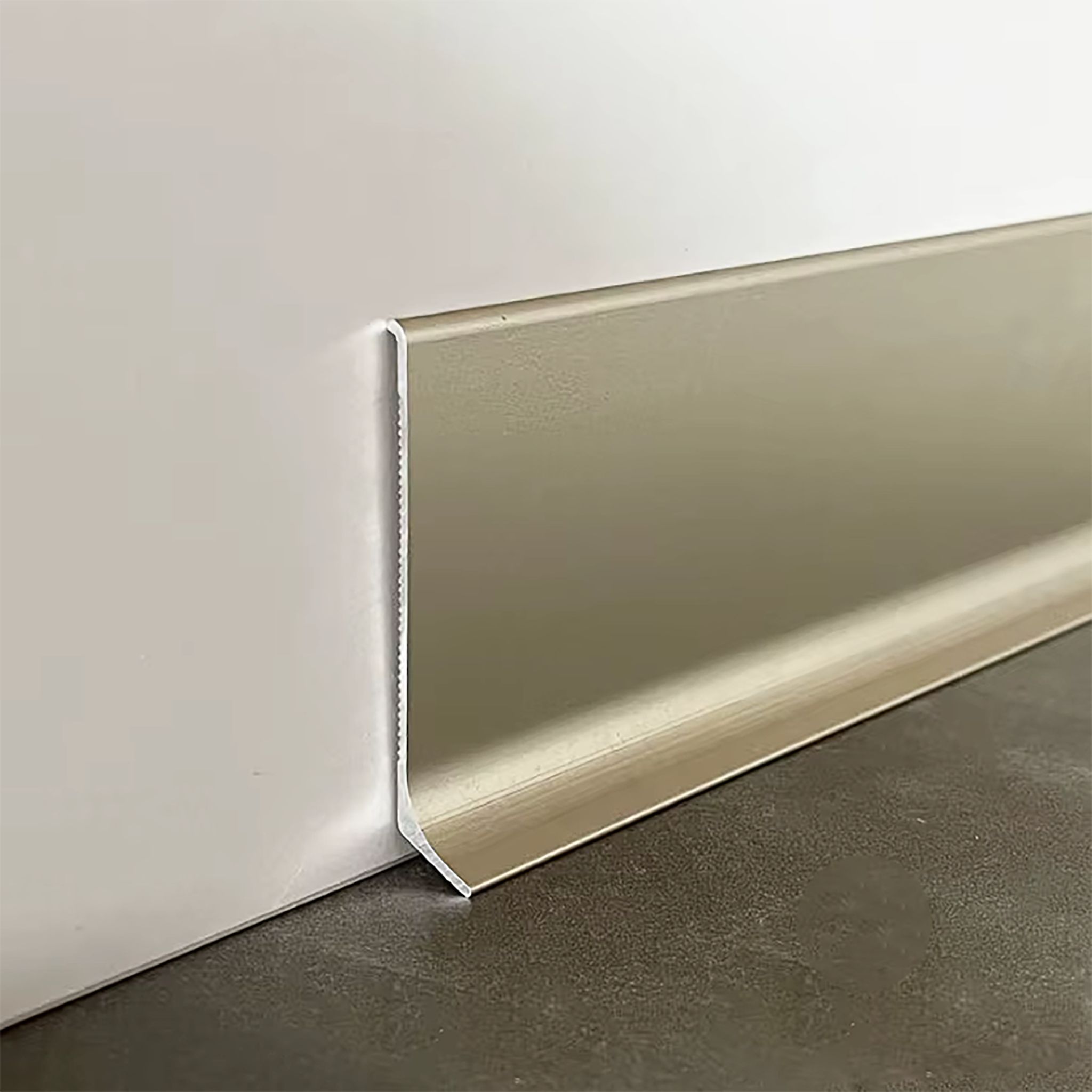 Плинтус напольный, алюминиевый L-образный, высота 40 мм, длина 250 см, Шампань матовый, 1 шт Купить оптом Плинтус напольный, алюминиевый L-образный, высота 40 мм, длина 250 см, Шампань матовый, 1 шт — изображение 3