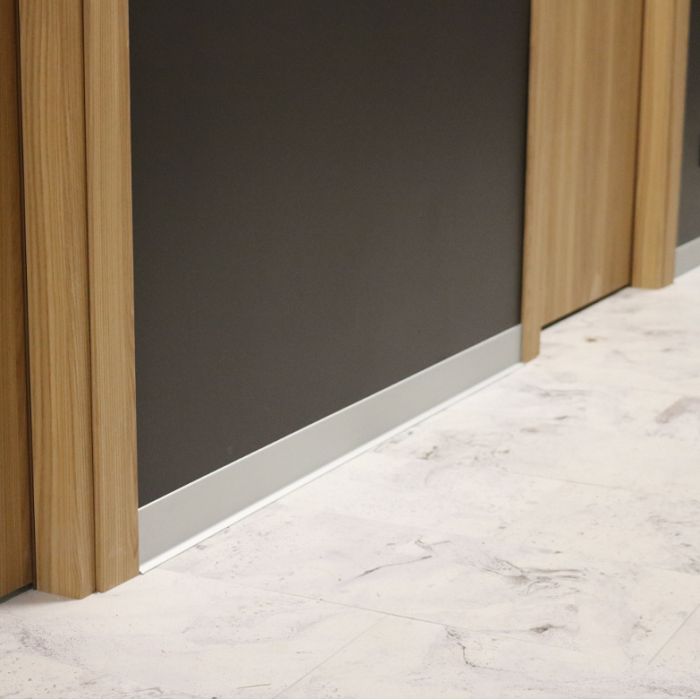 Плинтус алюминиевый напольный L -образный, высота 100 мм, длина 250 см, Серебро матовое, 2 шт Купить оптом Плинтус алюминиевый напольный L -образный, высота 100 мм, длина 250 см, Серебро матовое, 2 шт — изображение 6