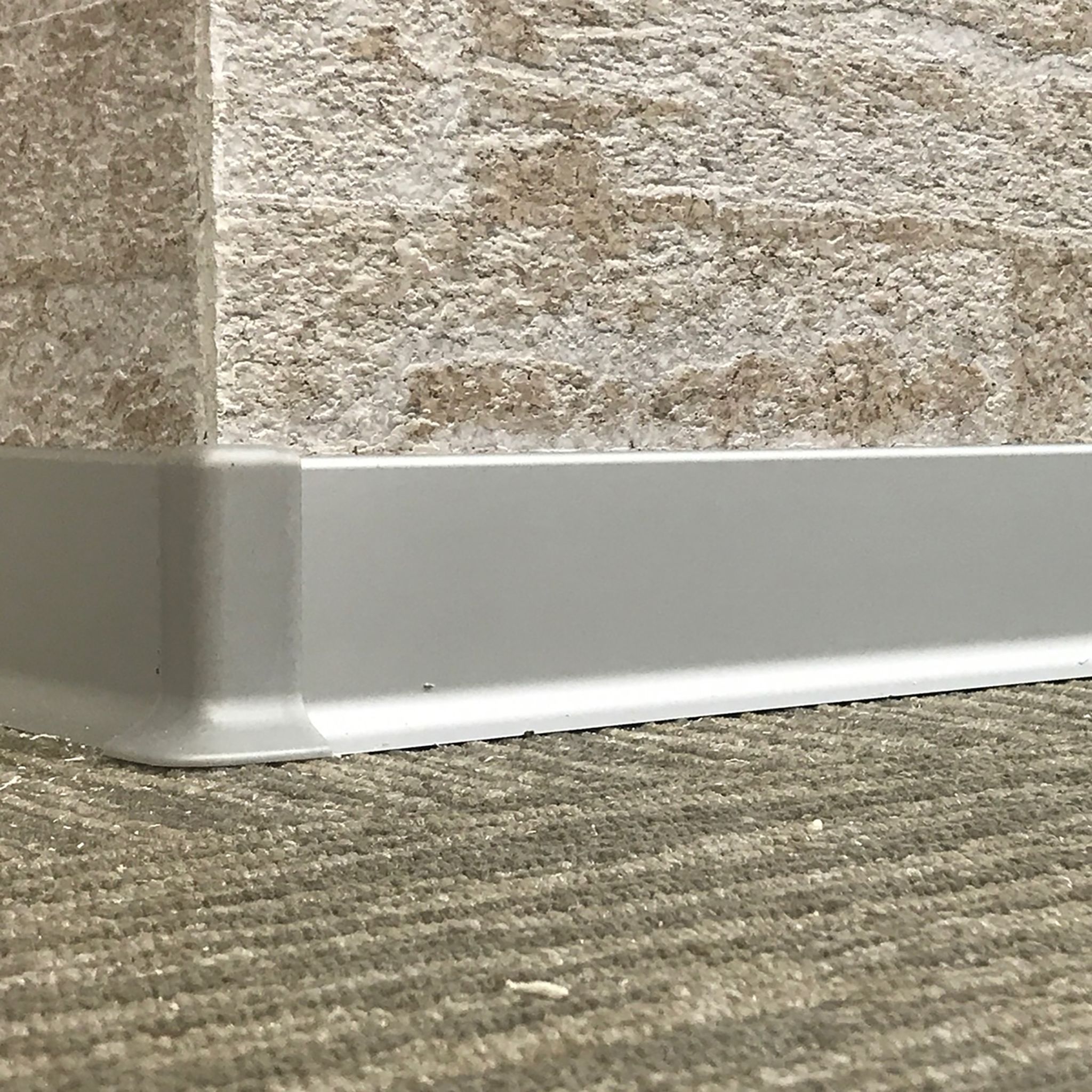 Плинтус алюминиевый напольный L -образный, высота 100 мм, длина 250 см, Серебро матовое, 2 шт Купить оптом Плинтус алюминиевый напольный L -образный, высота 100 мм, длина 250 см, Серебро матовое, 2 шт — изображение 4