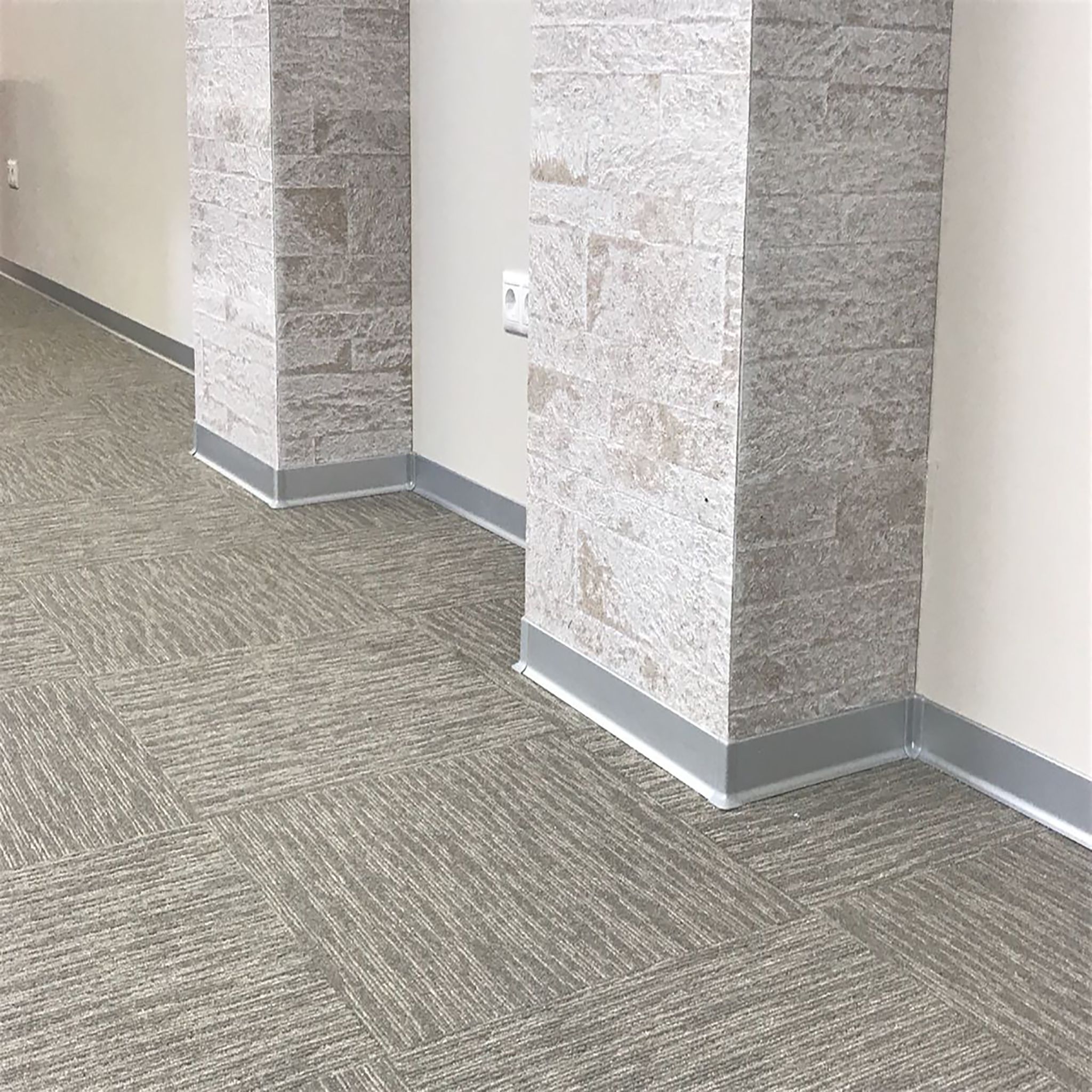 Плинтус алюминиевый напольный L -образный, высота 100 мм, длина 250 см, Серебро матовое, 2 шт Купить оптом Плинтус алюминиевый напольный L -образный, высота 100 мм, длина 250 см, Серебро матовое, 2 шт — изображение 5