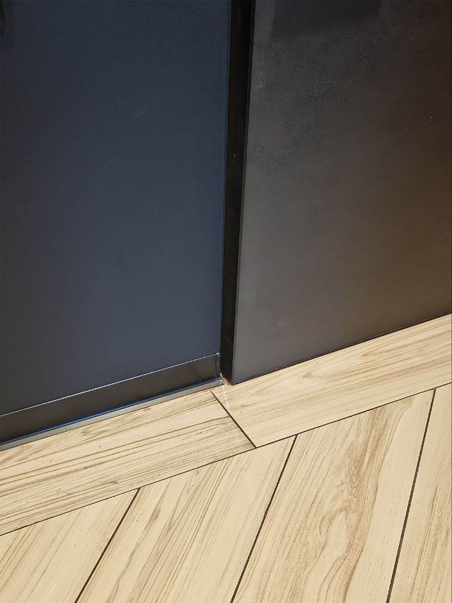 Плинтус напольный алюминиевый L-образный, высота 40 мм, длина 300см, Черный матовый, 1 шт Купить оптом Плинтус напольный алюминиевый L-образный, высота 40 мм, длина 300см, Черный матовый, 1 шт — изображение 4