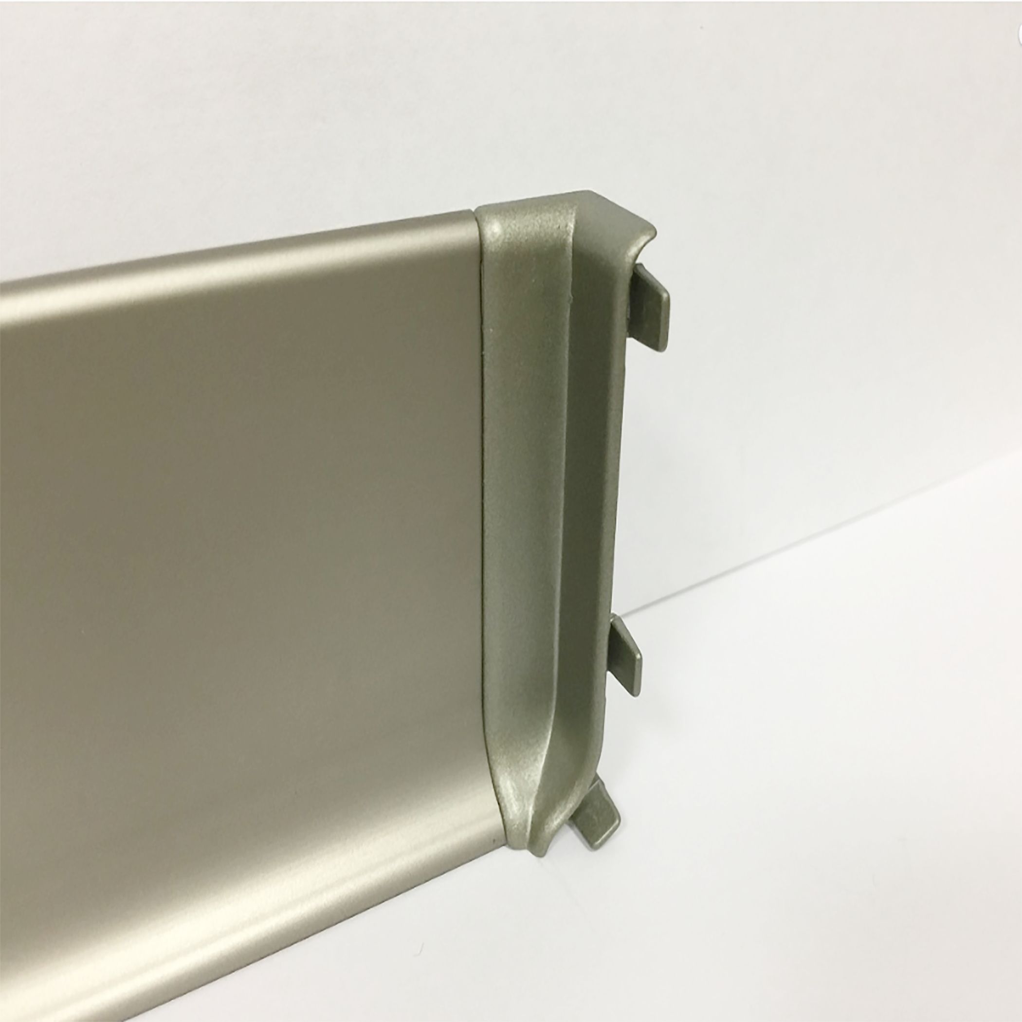 Угол внутренний для плинтуса длиной 250 см, L- образного, высота 40 мм, Шампань матовый, 2 шт Купить оптом Угол внутренний для плинтуса длиной 250 см, L- образного, высота 40 мм, Шампань матовый, 2 шт — изображение 3