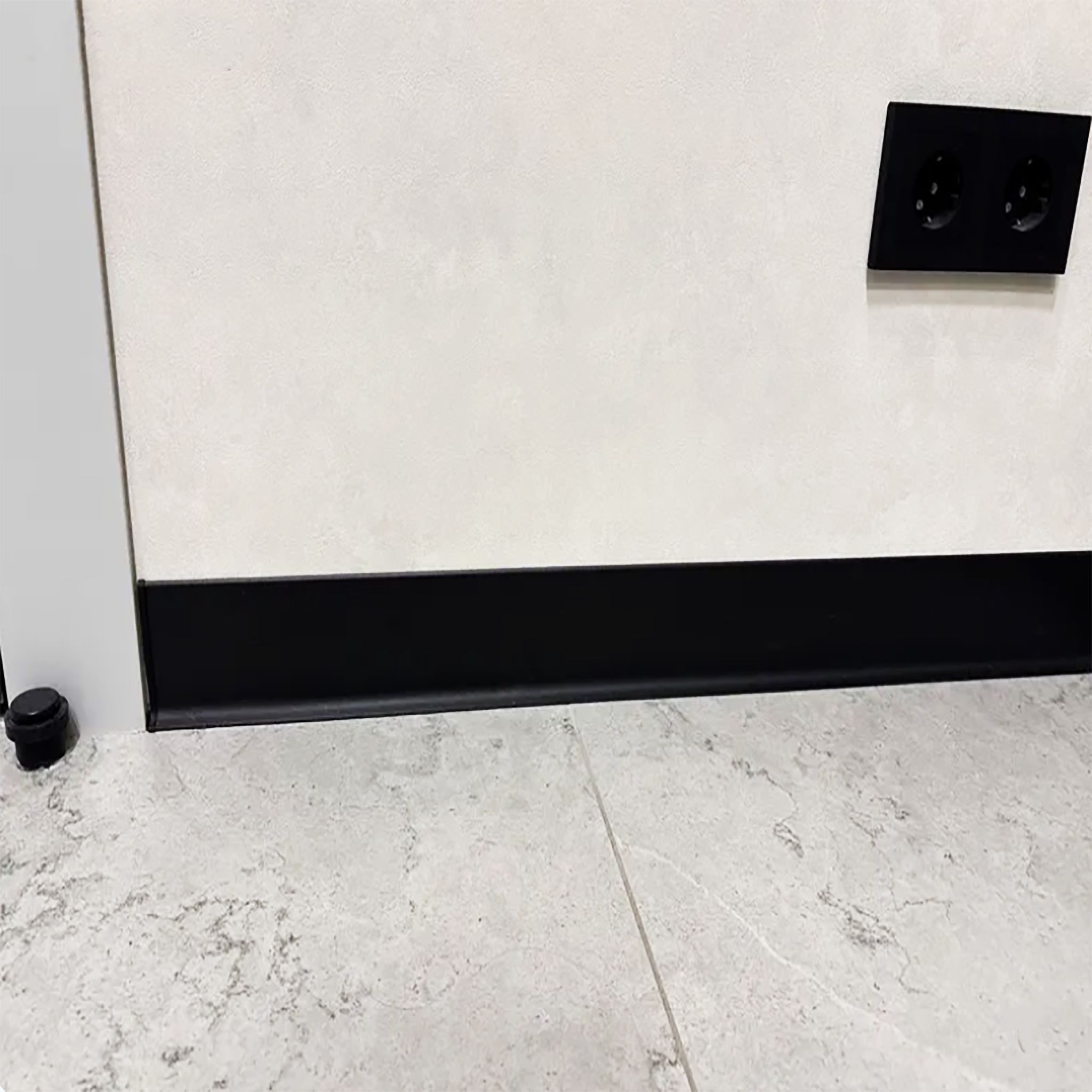 Заглушка левая и правая для L -образного плинтуса, высота 80 мм, Черный матовый, 2 шт Купить оптом Заглушка левая и правая для L -образного плинтуса, высота 80 мм, Черный матовый, 2 шт — изображение 4