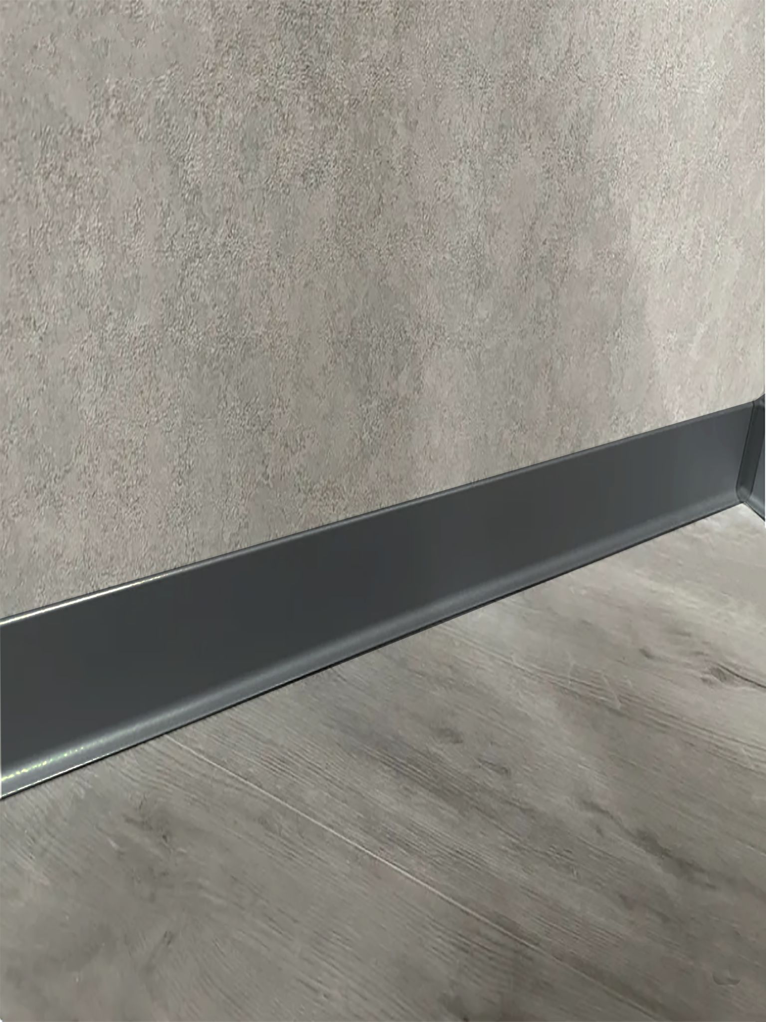 Плинтус напольный алюминиевый L-образный, высота 40 мм, длина 300см, Темно-серый, 1 шт Купить оптом Плинтус напольный алюминиевый L-образный, высота 40 мм, длина 300см, Темно-серый, 1 шт — изображение 4