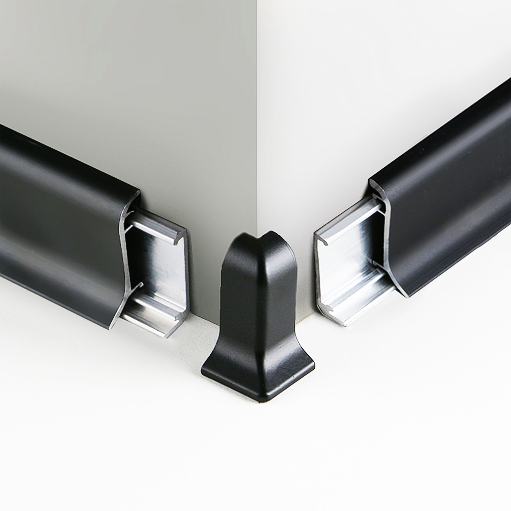Плинтус алюминиевый SSZ-26-3000, с крепежом, Чёрный матовый, 1 шт Купить оптом Плинтус алюминиевый SSZ-26-3000, с крепежом, Чёрный матовый, 1 шт — изображение 3