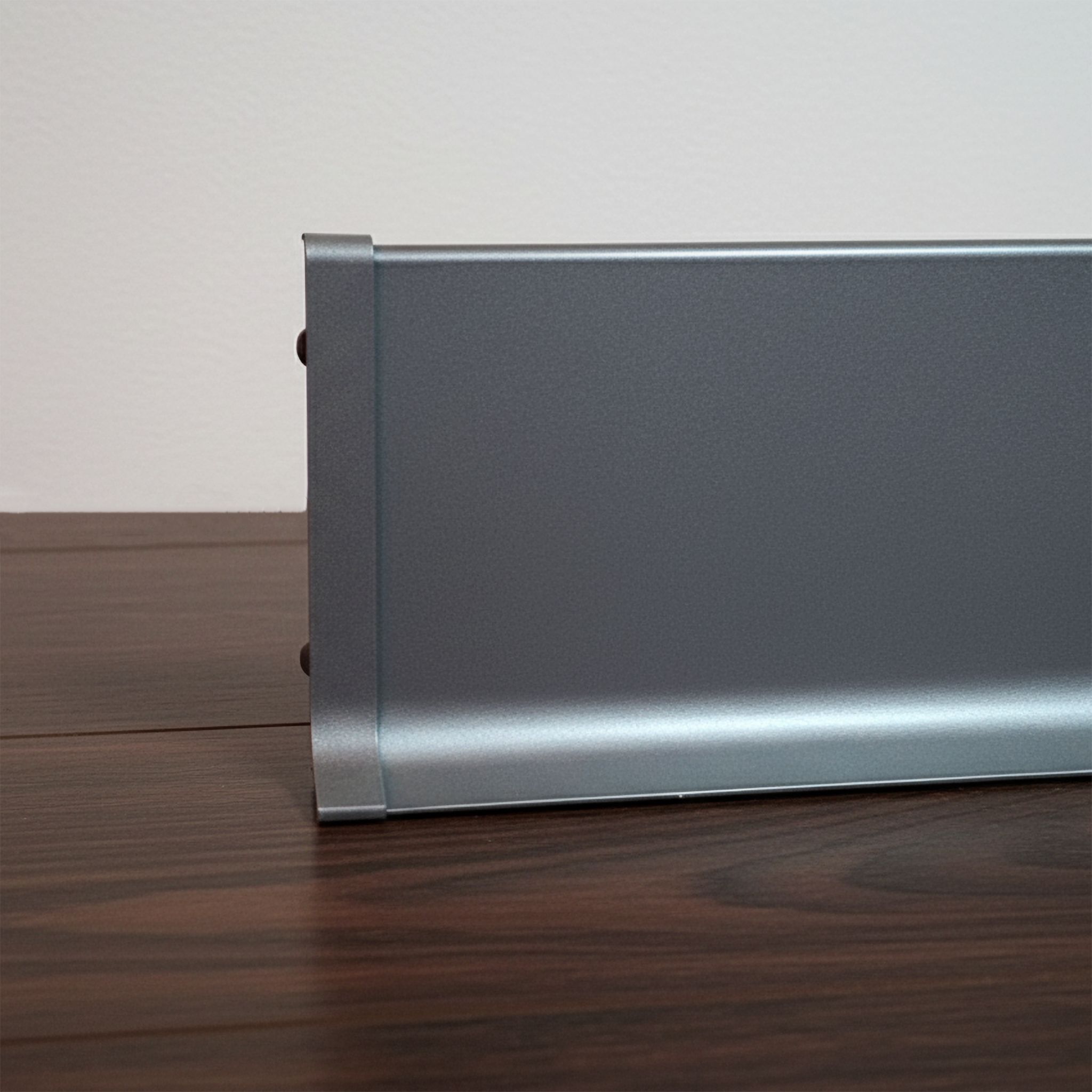 Плинтус напольный L -образный, высота 40 мм, длина 300 см, Жемчужный тёмно-серый,1шт Купить оптом Плинтус напольный L -образный, высота 40 мм, длина 300 см, Жемчужный тёмно-серый,1шт — изображение 3