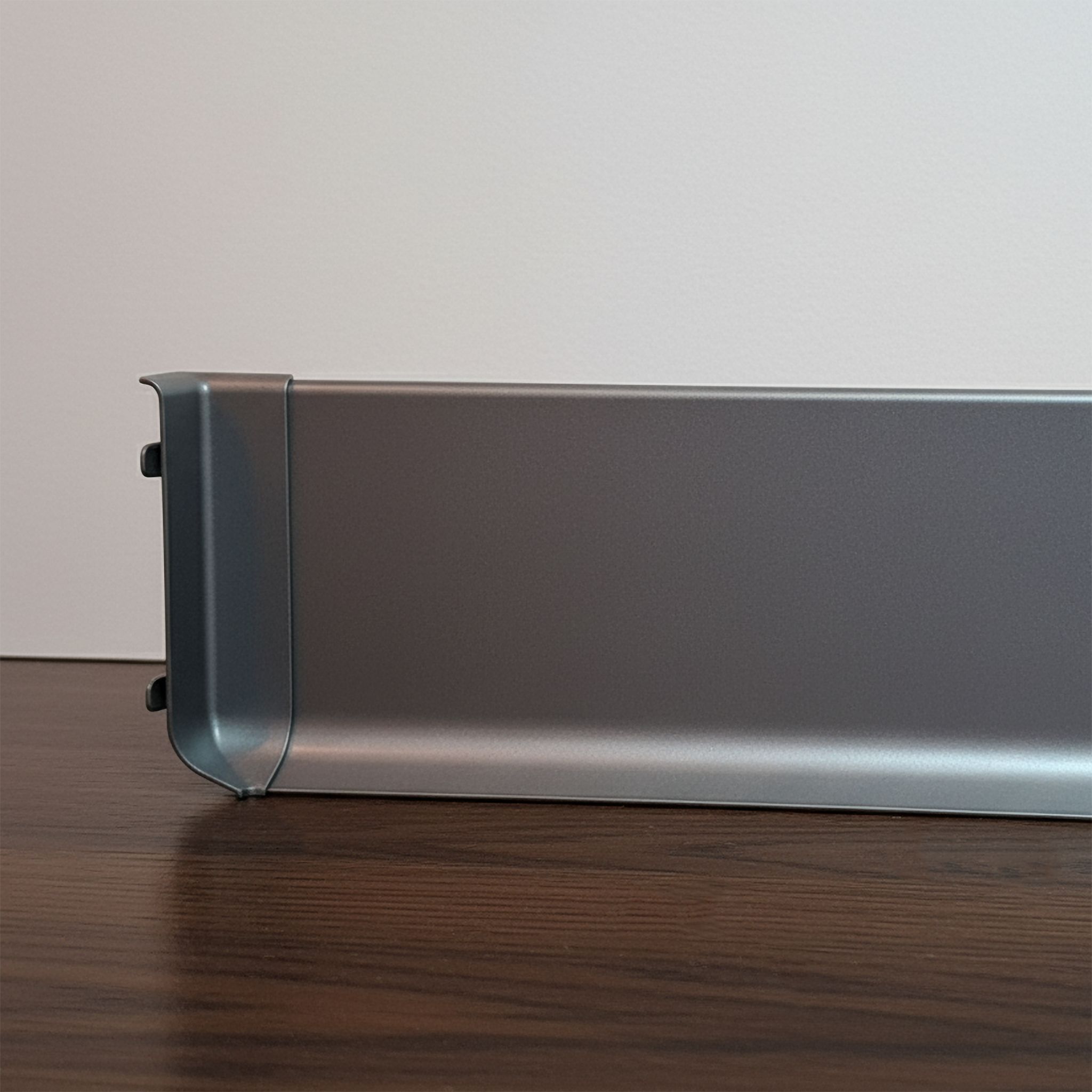 Плинтус напольный L -образный, высота 40 мм, длина 300 см, Жемчужный тёмно-серый,1шт Купить оптом Плинтус напольный L -образный, высота 40 мм, длина 300 см, Жемчужный тёмно-серый,1шт — изображение 4