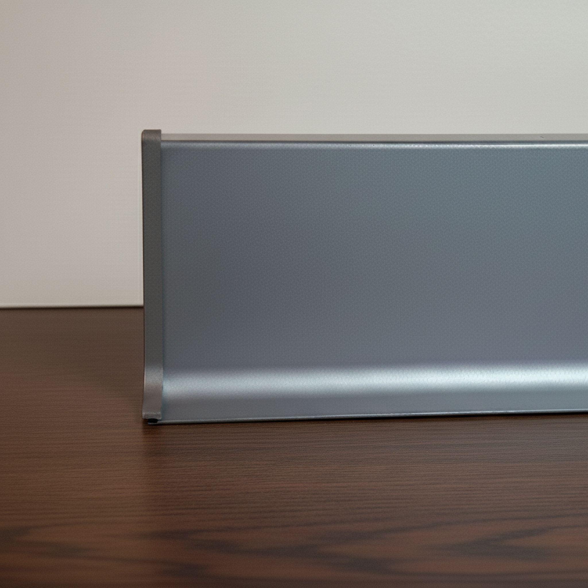 Плинтус напольный L -образный, высота 40 мм, длина 300 см, Жемчужный тёмно-серый,1шт Купить оптом Плинтус напольный L -образный, высота 40 мм, длина 300 см, Жемчужный тёмно-серый,1шт — изображение 5