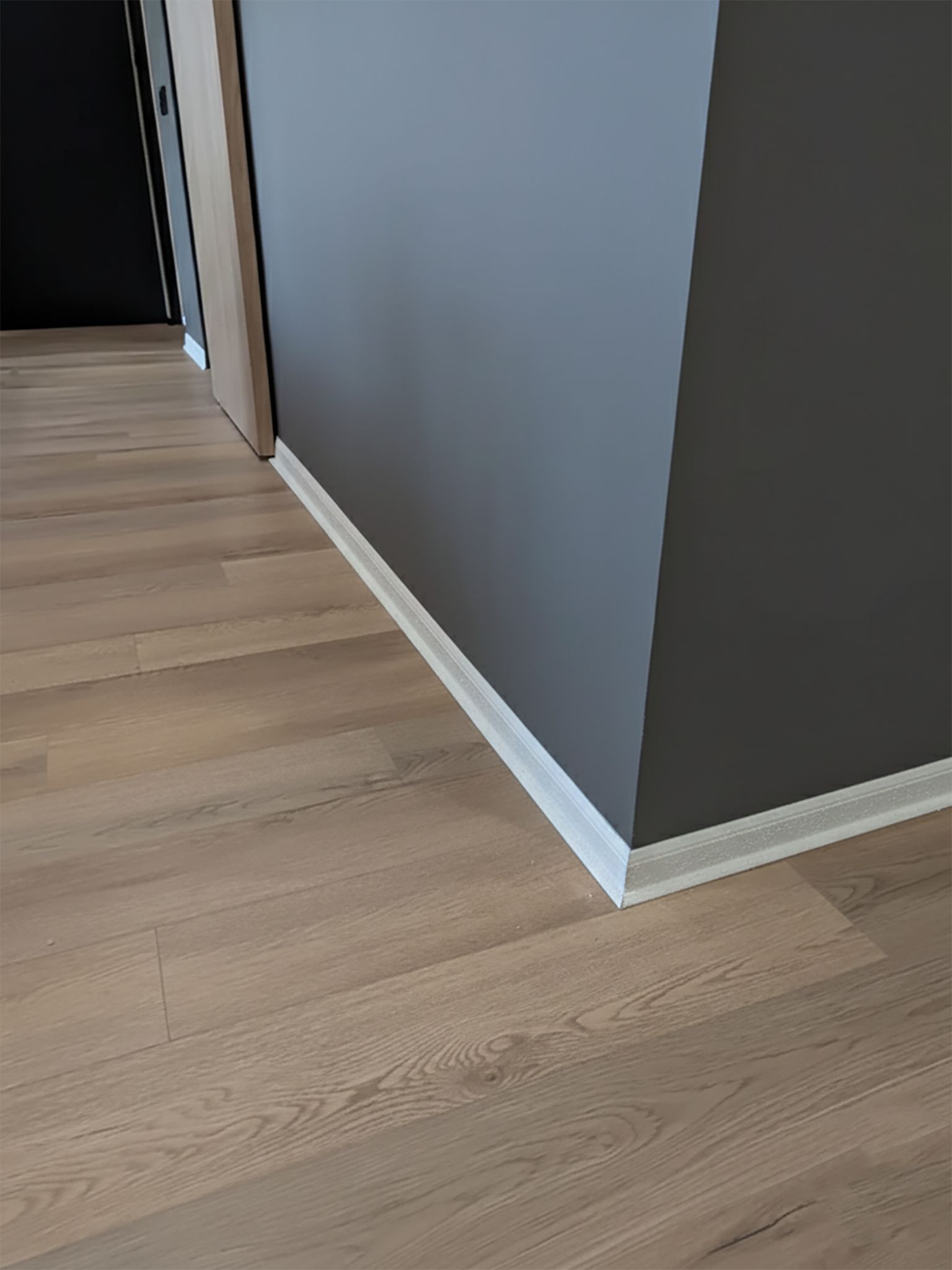 Соединитель для напольного L-образного плинтуса, высота 40 мм, Белый муар, 2 шт Купить оптом Соединитель для напольного L-образного плинтуса, высота 40 мм, Белый муар, 2 шт — изображение 5