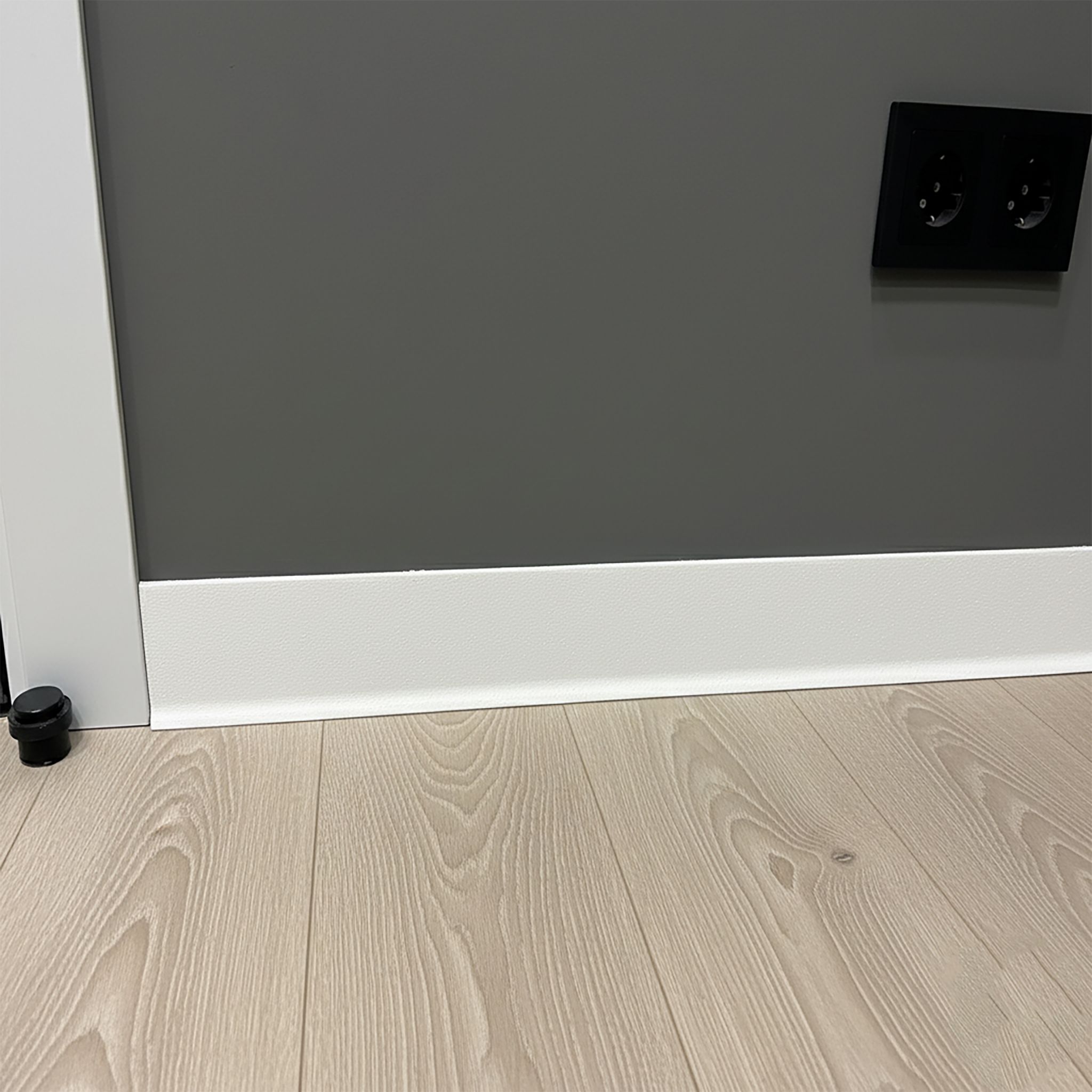 Заглушка левая и правая для напольного плинтуса L-образного, высота 40 мм, Белый муар , 2 шт Купить оптом Заглушка левая и правая для напольного плинтуса L-образного, высота 40 мм, Белый муар , 2 шт — изображение 5