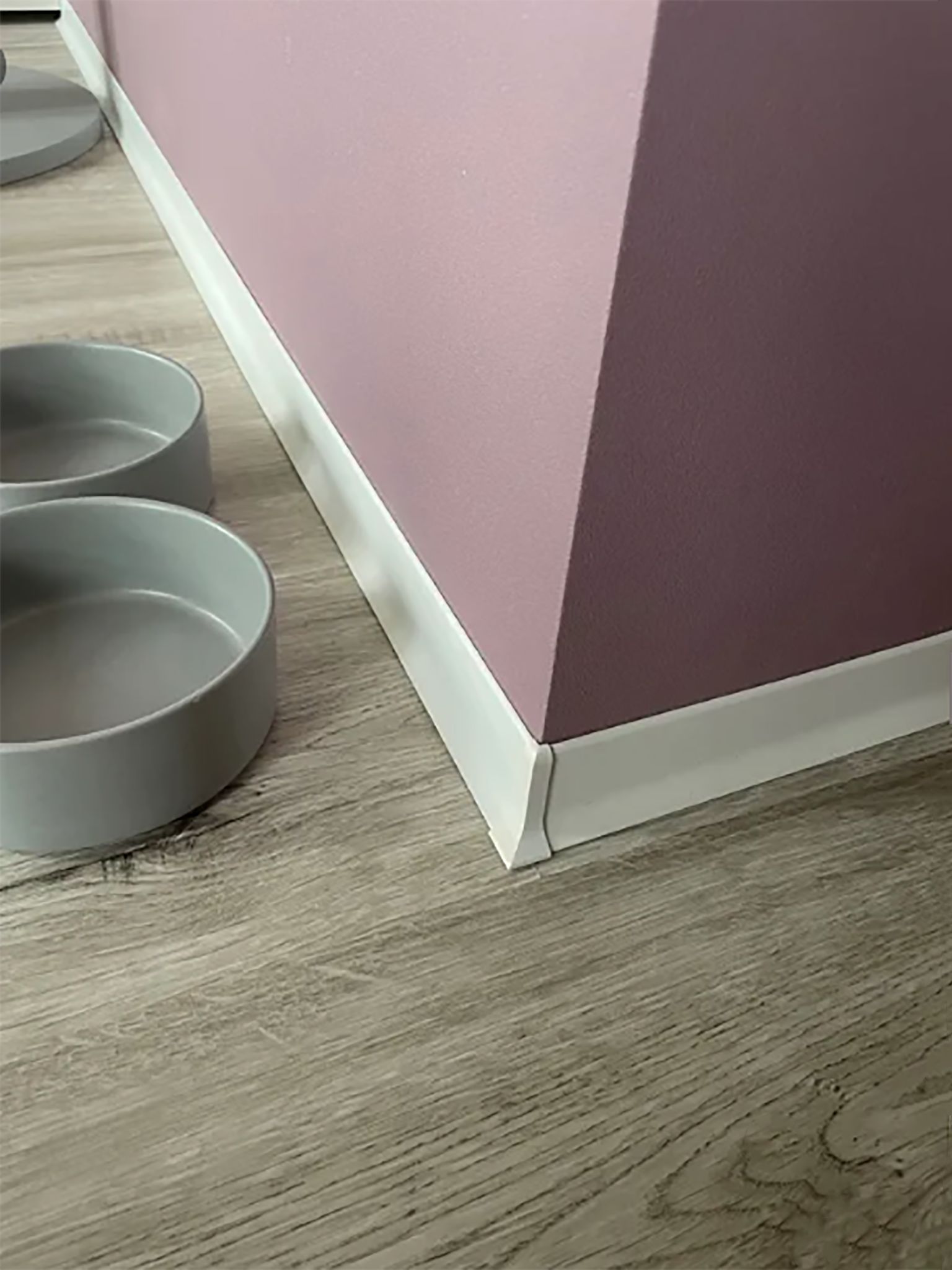 Угол наружный для L- образного плинтуса длиной 250 см, высота 40 мм, Белый матовый, 2 шт Купить оптом Угол наружный для L- образного плинтуса длиной 250 см, высота 40 мм, Белый матовый, 2 шт — изображение 4