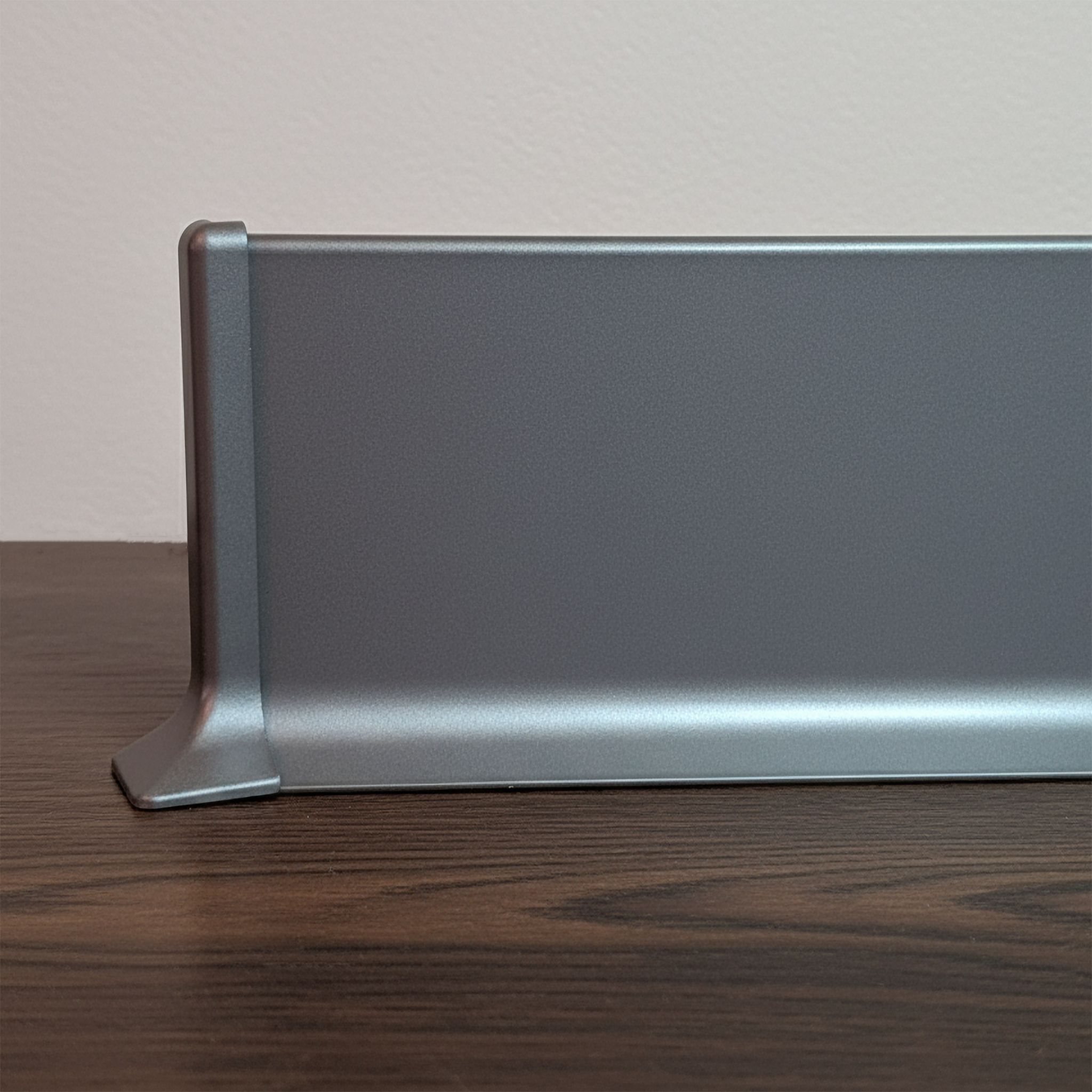 Угол наружный для L- образного плинтуса, высота 40 мм, Жемчужный тёмно-серый, 4 шт Купить оптом Угол наружный для L- образного плинтуса, высота 40 мм, Жемчужный тёмно-серый, 4 шт — изображение 4